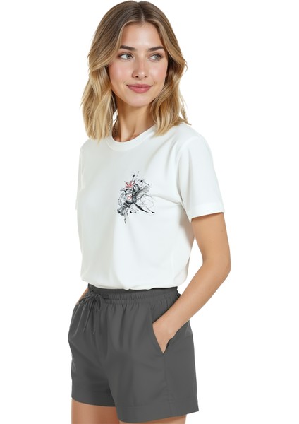 Kadın Beyaz Relaxed Fit %100 Pamuk Tişört – Kırmızı Taclı Serçe Doodle Baskılı fiyatları