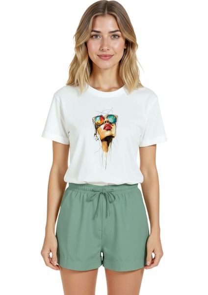 Kadın Beyaz Relaxed Fit %100 Pamuk Tişört – Renkli Gözlük ve Rujlu Portre Baskılı