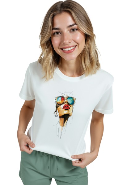 Kadın Beyaz Relaxed Fit %100 Pamuk Tişört – Renkli Gözlük ve Rujlu Portre Baskılı modelleri
