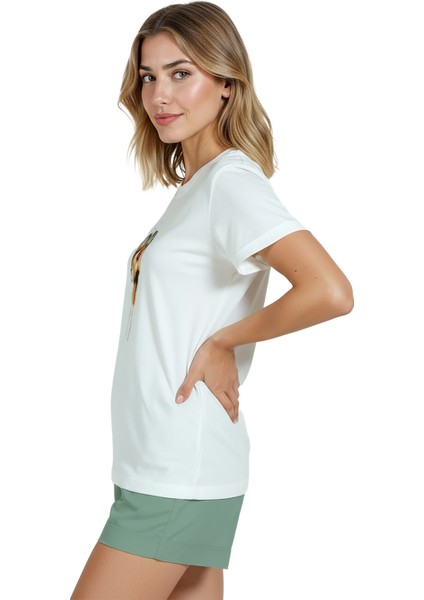 Kadın Beyaz Relaxed Fit %100 Pamuk Tişört – Renkli Gözlük ve Rujlu Portre Baskılı fırsatları