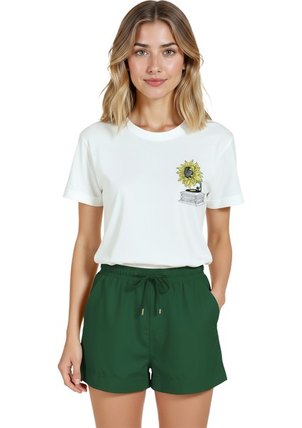 Kadın Beyaz Relaxed Fit %100 Pamuk Tişört – Ayçiçeği Gramofon Minyatür Baskılı