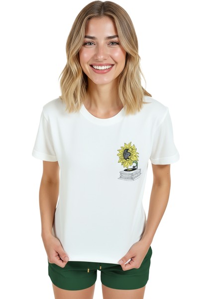 Kadın Beyaz Relaxed Fit %100 Pamuk Tişört – Ayçiçeği Gramofon Minyatür Baskılı modelleri