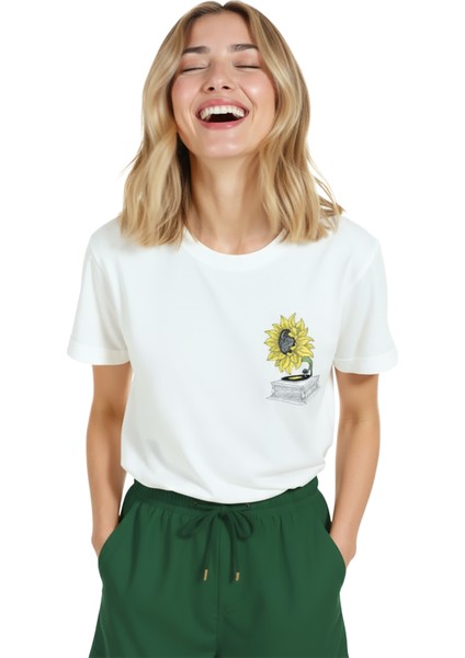 Kadın Beyaz Relaxed Fit %100 Pamuk Tişört – Ayçiçeği Gramofon Minyatür Baskılı indirimleri