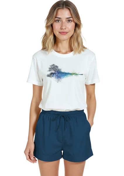 Kadın Beyaz Relaxed Fit %100 Pamuk Tişört – Yansıyan Ağaç Suluboya Minyatür Baskılı