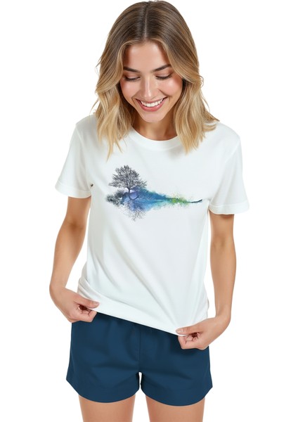 Kadın Beyaz Relaxed Fit %100 Pamuk Tişört – Yansıyan Ağaç Suluboya Minyatür Baskılı modelleri