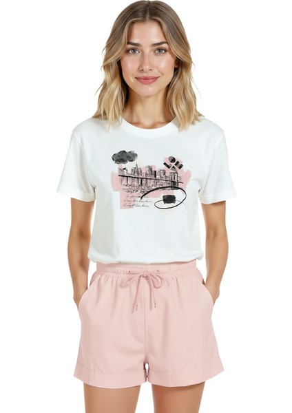 Kadın Beyaz Relaxed Fit %100 Pamuk Tişört – Suluboya New York Liman Kolajlı