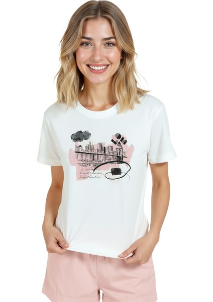Kadın Beyaz Relaxed Fit %100 Pamuk Tişört – Suluboya New York Liman Kolajlı modelleri