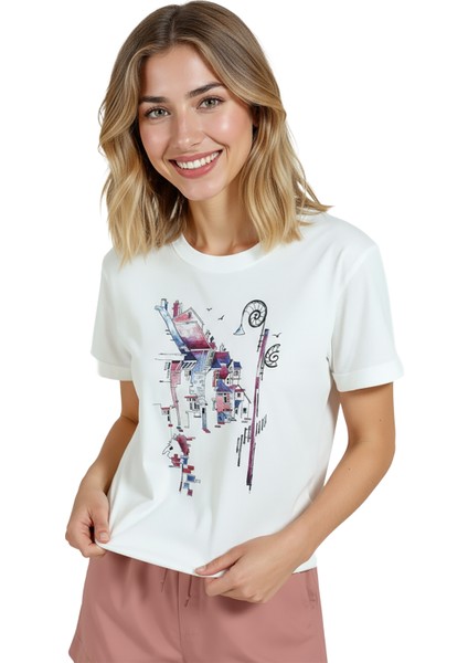 Kadın Beyaz Relaxed Fit %100 Pamuk Tişört – Mimari Kolaj & Sokak Evleri Baskılı fırsatları