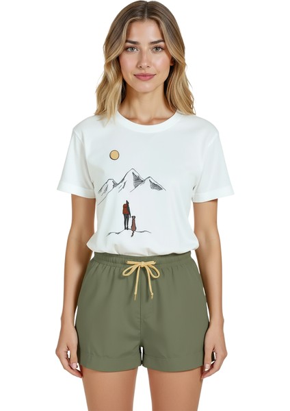 Kadın Beyaz Relaxed Fit %100 Pamuk Tişört – Dağcı & Köpek Illüstrasyonlu