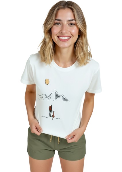 Kadın Beyaz Relaxed Fit %100 Pamuk Tişört – Dağcı & Köpek Illüstrasyonlu modelleri