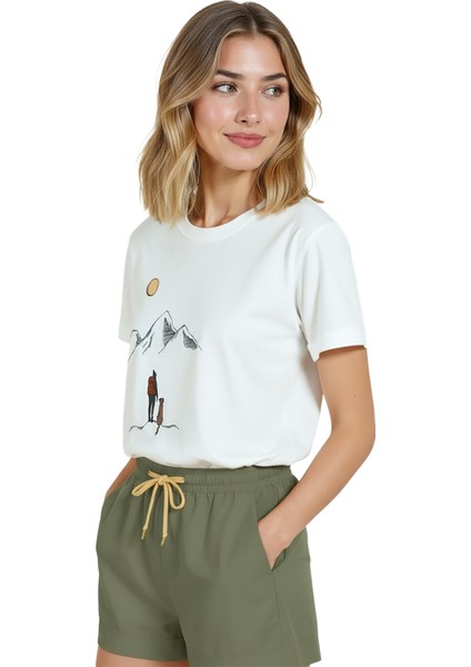 Kadın Beyaz Relaxed Fit %100 Pamuk Tişört – Dağcı & Köpek Illüstrasyonlu fırsatları