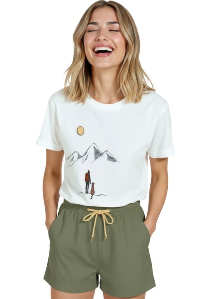 Kadın Beyaz Relaxed Fit %100 Pamuk Tişört – Dağcı & Köpek Illüstrasyonlu indirimleri