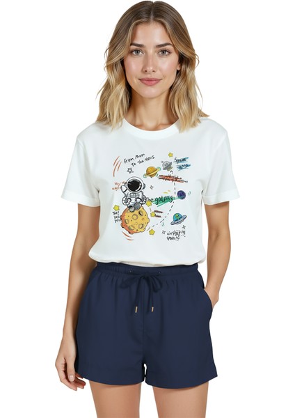Kadın Beyaz Relaxed Fit %100 Pamuk Tişört – Doodle Astronot & Uzay Baskılı