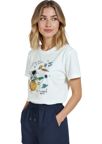 Kadın Beyaz Relaxed Fit %100 Pamuk Tişört – Doodle Astronot & Uzay Baskılı fiyatları