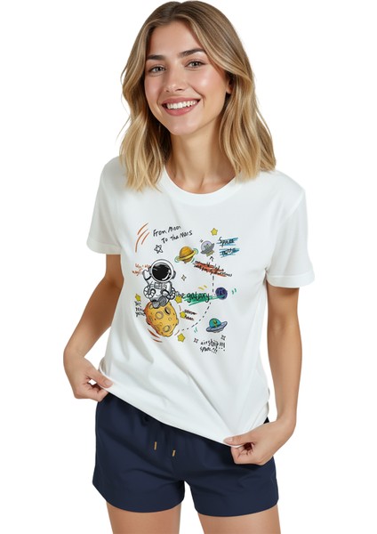 Kadın Beyaz Relaxed Fit %100 Pamuk Tişört – Doodle Astronot & Uzay Baskılı modelleri