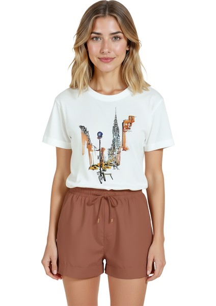 Kadın Beyaz Relaxed Fit %100 Pamuk Tişört – New York Sokak & Chrysler Illüstrasyonlu