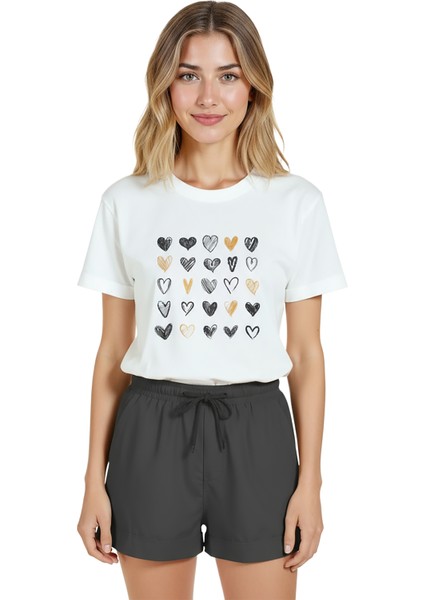 Kadın Beyaz Relaxed Fit %100 Pamuk Tişört – Karakalem & Altın Kalpler Düzeni Baskılı