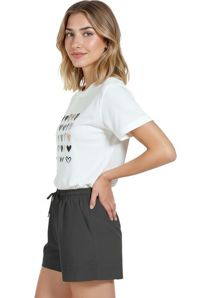 Kadın Beyaz Relaxed Fit %100 Pamuk Tişört – Karakalem & Altın Kalpler Düzeni Baskılı fiyatları