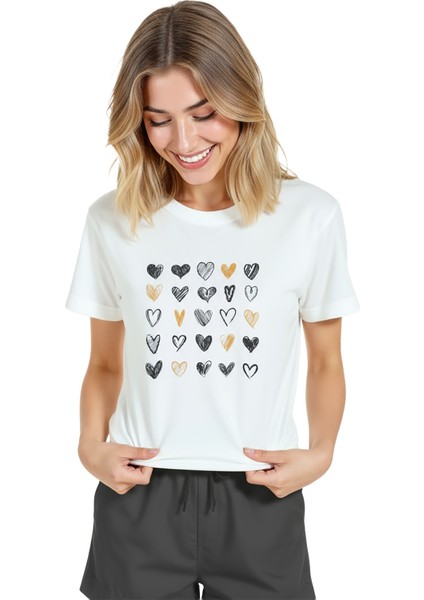 Kadın Beyaz Relaxed Fit %100 Pamuk Tişört – Karakalem & Altın Kalpler Düzeni Baskılı modelleri