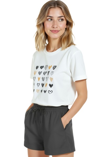 Kadın Beyaz Relaxed Fit %100 Pamuk Tişört – Karakalem & Altın Kalpler Düzeni Baskılı fırsatları