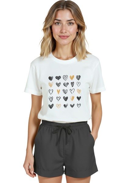 Kadın Beyaz Relaxed Fit %100 Pamuk Tişört – Karakalem & Altın Kalpler Düzeni Baskılı indirimleri