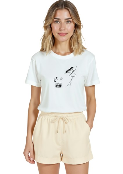 Kadın Beyaz Relaxed Fit %100 Pamuk Tişört – Çizgisel Dansçı & Boombox Baskılı