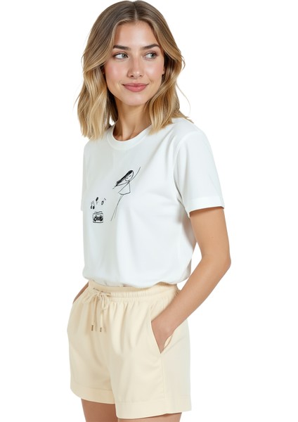 Kadın Beyaz Relaxed Fit %100 Pamuk Tişört – Çizgisel Dansçı & Boombox Baskılı fiyatları