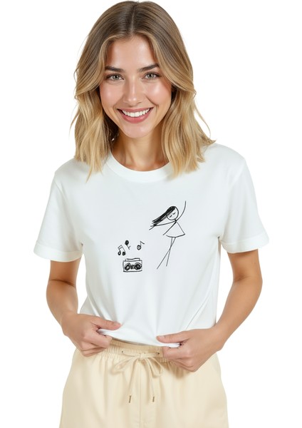 Kadın Beyaz Relaxed Fit %100 Pamuk Tişört – Çizgisel Dansçı & Boombox Baskılı modelleri