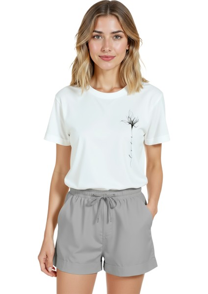 Kadın Beyaz Relaxed Fit %100 Pamuk Tişört – Ince Mürekkep Çiçek Sağ Göğüs Baskılı