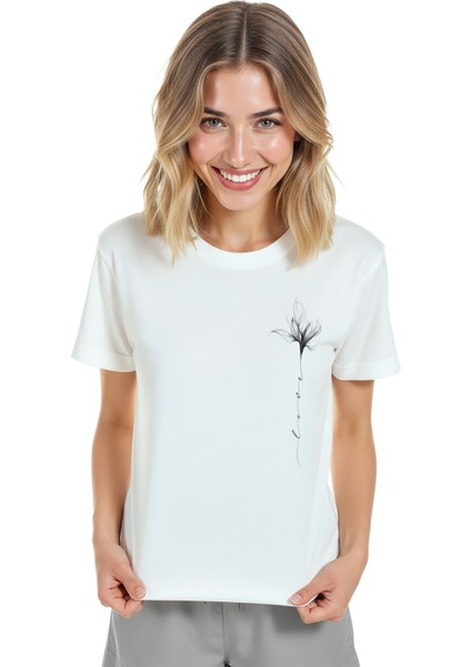 Kadın Beyaz Relaxed Fit %100 Pamuk Tişört – Ince Mürekkep Çiçek Sağ Göğüs Baskılı modelleri