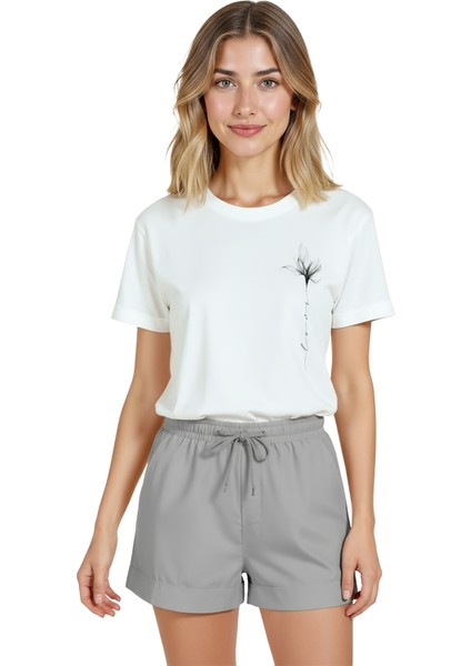 Kadın Beyaz Relaxed Fit %100 Pamuk Tişört – Ince Mürekkep Çiçek Sağ Göğüs Baskılı indirimleri