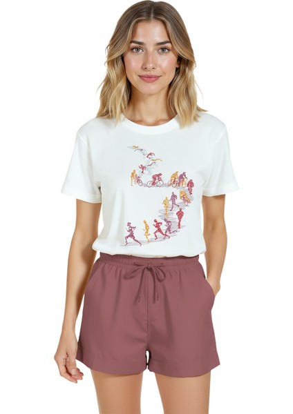 Kadın Beyaz Relaxed Fit %100 Pamuk Tişört – Suluboya Koşu & Bisikletçi Çizgisel Baskılı