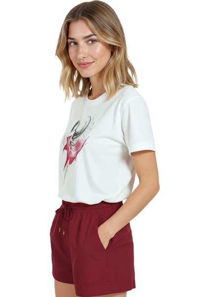 Kadın Beyaz Relaxed Fit %100 Pamuk Tişört – Suluboya Dansçı ve Kırmızı Elbise Baskılı fırsatları