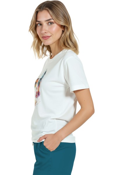 Kadın Beyaz Relaxed Fit %100 Pamuk Tişört – Renkli Suluboya Yüz Baskılı fiyatları