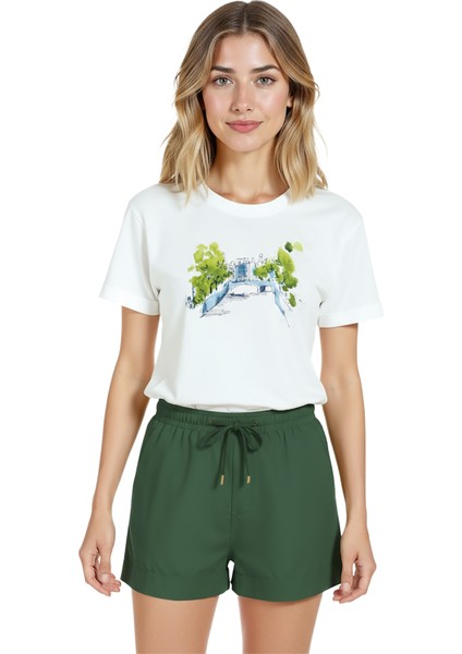 Kadın Beyaz Relaxed Fit %100 Pamuk Tişört – Suluboya Köprü & Yeşil Ağaçlar Baskılı