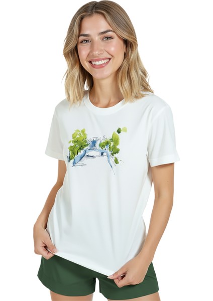 Kadın Beyaz Relaxed Fit %100 Pamuk Tişört – Suluboya Köprü & Yeşil Ağaçlar Baskılı modelleri