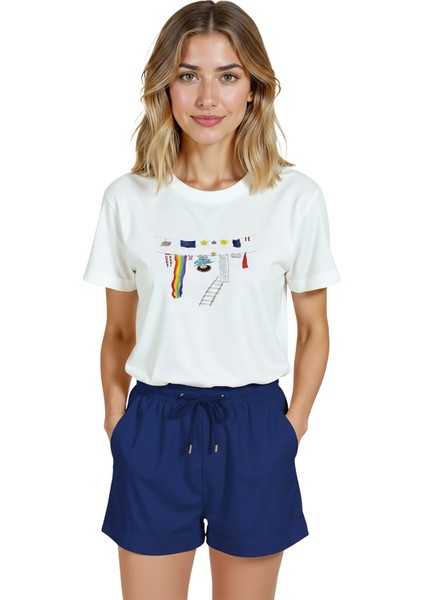 Kadın Beyaz Relaxed Fit %100 Pamuk Tişört – Çamaşır Ipi & Renkli Suluboya Kompozisyonlu