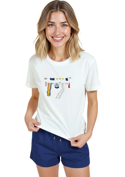 Kadın Beyaz Relaxed Fit %100 Pamuk Tişört – Çamaşır Ipi & Renkli Suluboya Kompozisyonlu modelleri