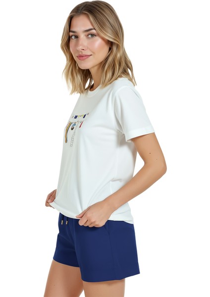 Kadın Beyaz Relaxed Fit %100 Pamuk Tişört – Çamaşır Ipi & Renkli Suluboya Kompozisyonlu fırsatları