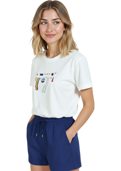 Kadın Beyaz Relaxed Fit %100 Pamuk Tişört – Çamaşır Ipi & Renkli Suluboya Kompozisyonlu indirimleri