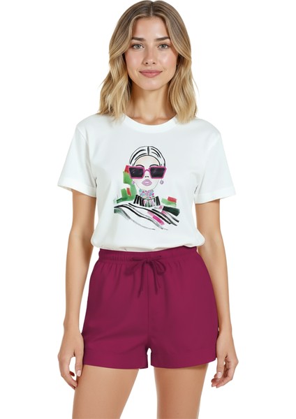 Kadın Beyaz Relaxed Fit %100 Pamuk Tişört – Çizgisel Portre & Pembe Gözlük Baskılı