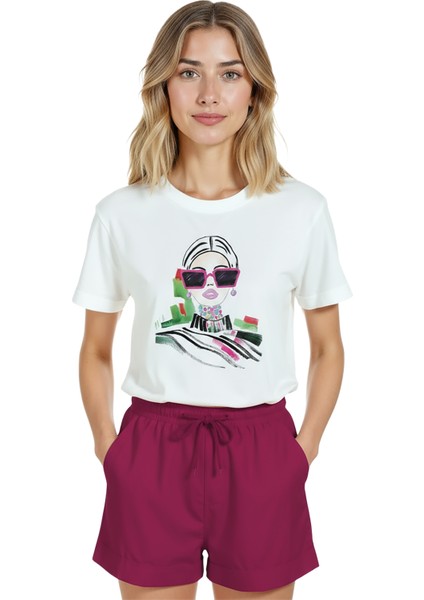 Kadın Beyaz Relaxed Fit %100 Pamuk Tişört – Çizgisel Portre & Pembe Gözlük Baskılı modelleri
