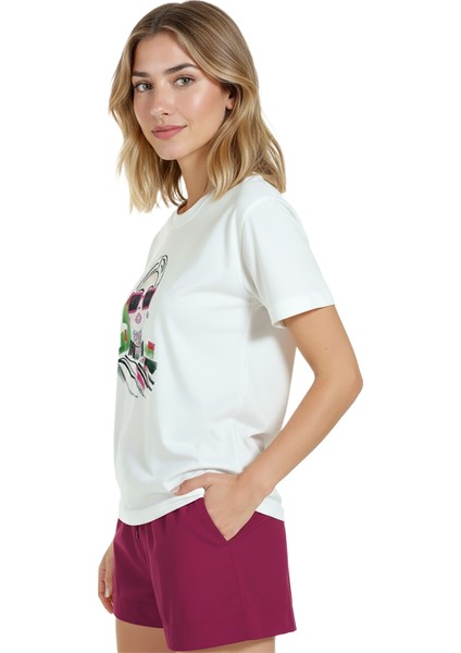 Kadın Beyaz Relaxed Fit %100 Pamuk Tişört – Çizgisel Portre & Pembe Gözlük Baskılı fırsatları