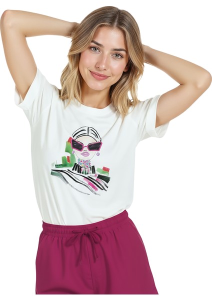 Kadın Beyaz Relaxed Fit %100 Pamuk Tişört – Çizgisel Portre & Pembe Gözlük Baskılı indirimleri