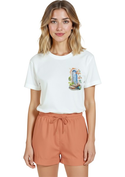 Kadın Beyaz Relaxed Fit %100 Pamuk Tişört – Suluboya Mavi Kapı & Bahçe Basamak Baskılı