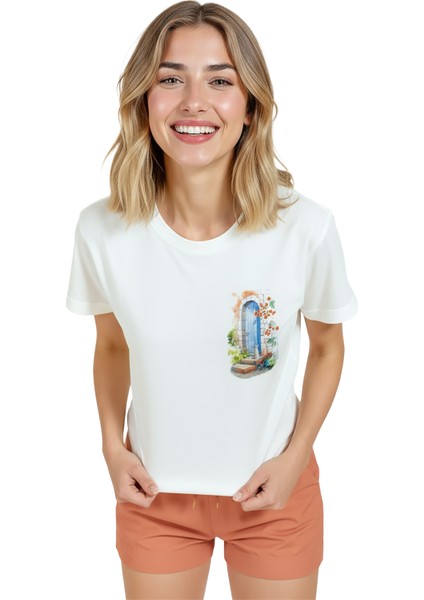 Kadın Beyaz Relaxed Fit %100 Pamuk Tişört – Suluboya Mavi Kapı & Bahçe Basamak Baskılı modelleri