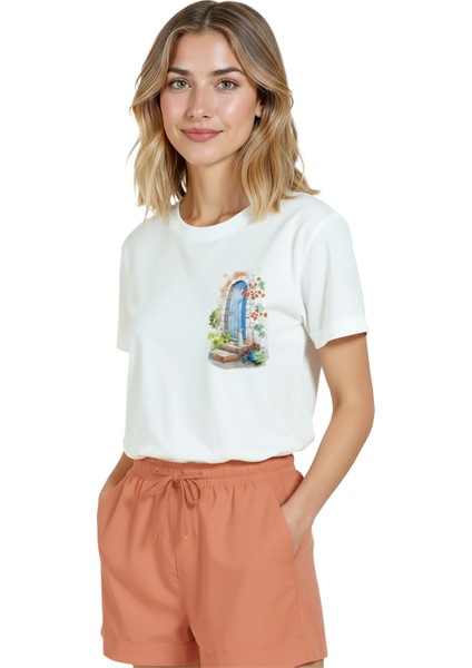 Kadın Beyaz Relaxed Fit %100 Pamuk Tişört – Suluboya Mavi Kapı & Bahçe Basamak Baskılı indirimleri