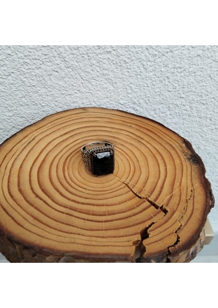 925 Ayar Gümüş Şık Tasarım Yan Kenarı Işlemeli Siyahtaş Detaylı Erkek Yüzük