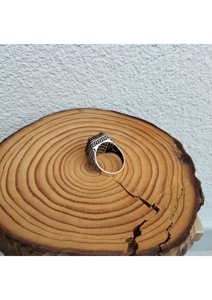 925 Ayar Gümüş Şık Tasarım Yan Kenarı Işlemeli Siyahtaş Detaylı Erkek Yüzük fiyatları