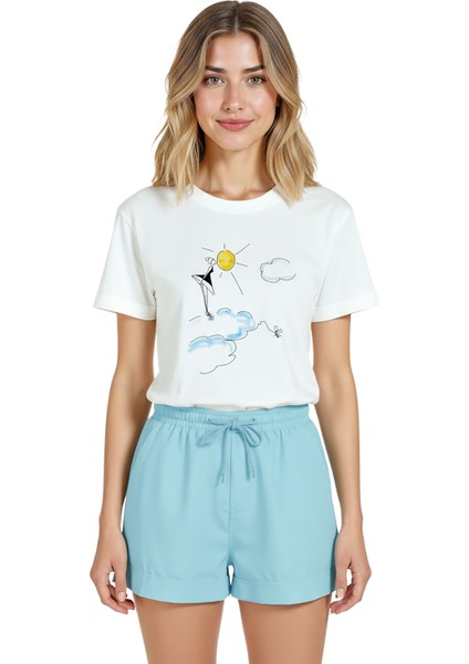 Kadın Beyaz Relaxed Fit %100 Pamuk Tişört – Bulut Üzerinde Duran Kız Baskılı